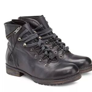 Vintage Foundry Arionna boot.  Size: 7.5